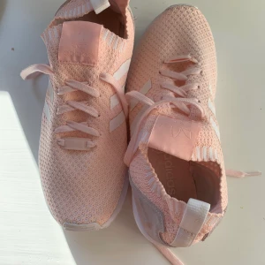 Adidas sneakers 41,5 - Adidas sneaker i absolut nyskick. Strlk 41,5.