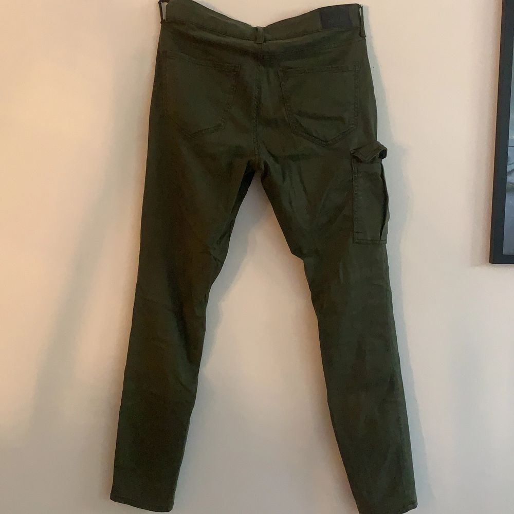 Superfina byxor i militärgrönfärg från Gina tricot i bra skick. Storlek 40. Köparen står för frakten. Fraktar endast.. Jeans & Byxor.