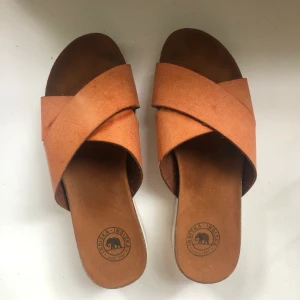 Sommarskor strl:36  - Säljer mina sköna skor köpt på Indiska. Kommer inte lika mycket till användning längre. Ljustbrunt läder. 