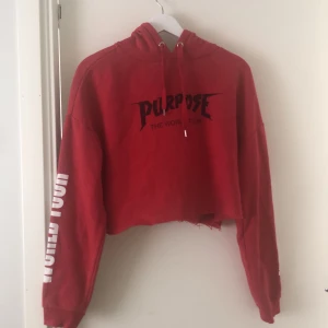 Justin Bieber world tour.  - Mjuk i material. Varm o går att använa i hösten. Magtröja färg röd vit o svart. 