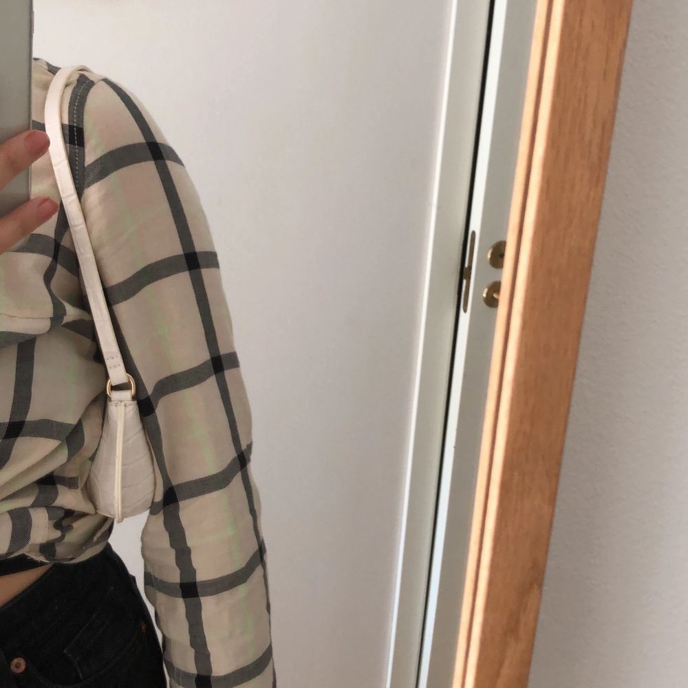 En så fin shoulder bag från ASOS! Den är vit med krokodilmönster med guldiga detaljer. Köpt här på plick då den var i nyskick och jag har aldrig använt den så den är fortfarande helt oanvänd!! Skriv gärna till mig vid frågor💜✨. Väskor.