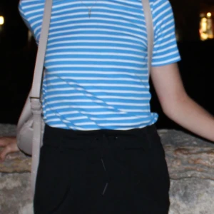 Blå- och vitrandig t-shirt, United Colors of Benetton - T-shirt från fint märke i jättemjukt material, väldigt bra skick!! Inkl. frakt.