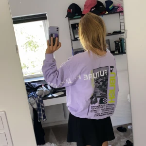 Sweater Urban Outfitters - Säljer denna jättesnygga Sweater från Urban Outfitters med tryck där bak! Man kan även självklart vända på tröjan så trycket är där fram! Väldig cool modell och färg! Det är en herrmodell dessutom vilket gör den lite oversized och ball!