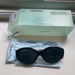 Helt nya off white solglasaögon  - Säljer mina helt oanvända off white solglasögon. Kommer best dustbag och ask. Svarta och plast. Var unik med dessa! 