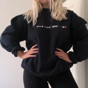 Hoodie från Nike i vintage design  - Superfin, vintage Nikehoodie i bra skick och kvalité. Pris exkl frakt.