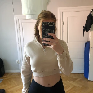 Croppad sweatshirt - Croppad sweatshirt från nelly i beige. Frakt ingår ej.