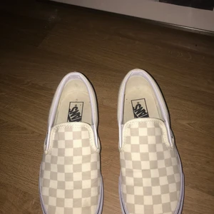 Vans - Ett par extremt snygga vans. Endast använda en gång då jag råka köpa dom i flrstor storlek. Inga fläckar eller nån ting sånt. Ny skick. Ny pris 700 säljer för 500 om ni har andra bud så skriv :)
