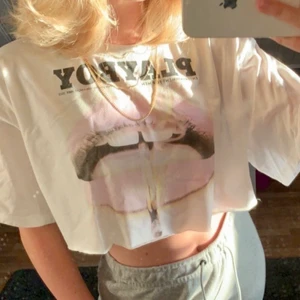 Playboy tröja - En kroppad playboy tröja från missguided⚡️⚡️ Säljer då den ej kommer till användning. Köpte den här på plick för 270kr, därav priset men skulle kunna sälja för billigare vid snabb affär!