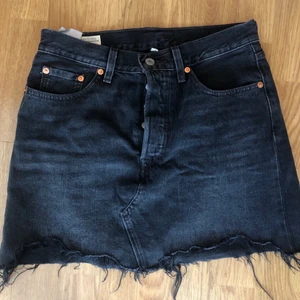 Leviskjol - Svart/grå jeanskjol från levis endast anväd ett fåtal gånger! Storlek 26💖