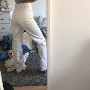 helt oanvända jeans från zara - aldrig använda då jag beställde hem 2 olika storlekar för att prova och dessa på bilden var lite för stora i midjan:) helt slutsåld på hemsidan! passar perfekt på någon som är 170-175cm lång, nypris 399, köparen står för frakt💓💓