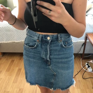 Gullig jeanskjol  - Jeans kjol med knappar i fram i storlek 38!