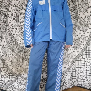 Retro hummel-set 🤩 - Coooolaste retro hummel-setet!! Resår i midjan på byxorna, passar Xs-m beroende på hur man vill ha det men allra bäst på S. Även märkt S.  Finns ett litet hål på ena benet.  