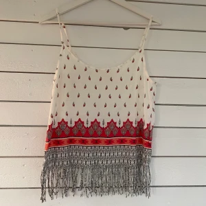 Linne med fransar - Linne med mönster och fransar längst nertill, från Bershka. Köpt för ca 4 år sedan men aldrig använd. Storlek står ej i men jag skulle säga att den är mellan S & M (36-38). Frakt ingår ej i priset men det skulle landa på ca 20-30 kronor.