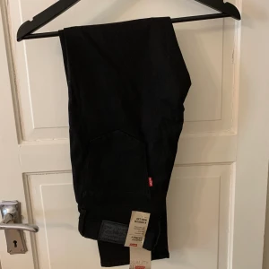 Levis jeans - Aldrig använda / curvy skinny / 28/30