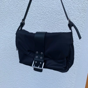 väska - skitsnygg axelväska! har innerfack! bra skick, köparen står för frakten💞🦋