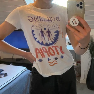 Vit t-shirt - En vit t-shirt från weekday i storlek S. Sitter snyggt på och är av sjukt bekvämt material. 