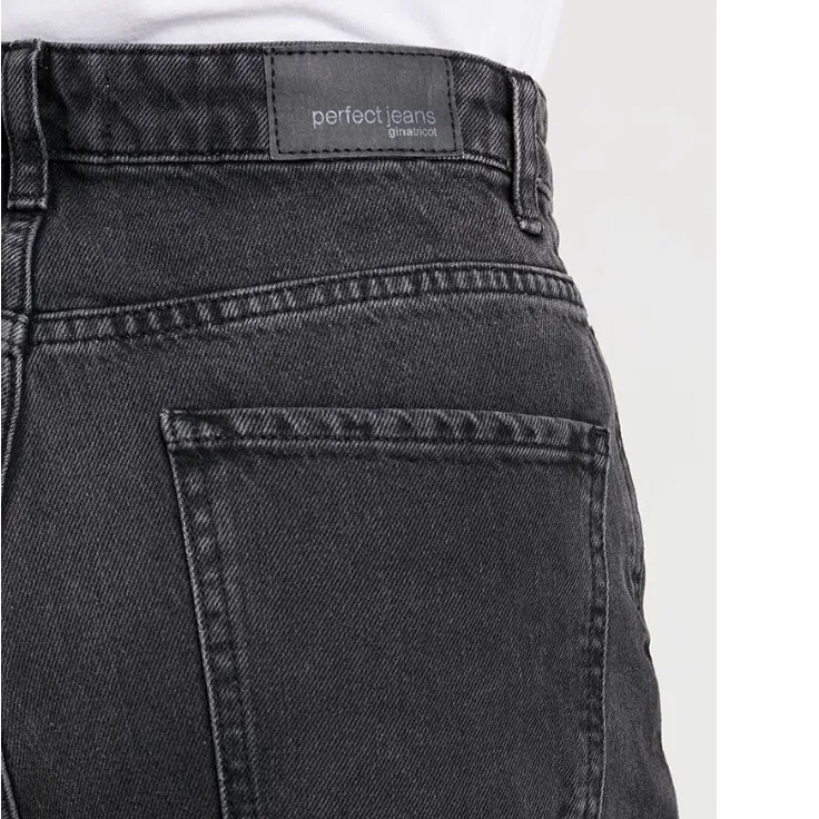 Säljer dessa svarta jeans i modellen ”original mom jeans” från Gina tricot. Så fina, croppade och ”washed black” färg som syns tydligt på sista bilden. I bra skick men säljer då jag föredrar längre jeans, skulle säga att dessa är perfekta för alla mellan 158-165 cm. Funkar säkert för fler lite beroende på hur man vill att de ska sitta🥰 frakt tillkommer, skriv privat för mått, fler bilder m.m.✨. Jeans & Byxor.