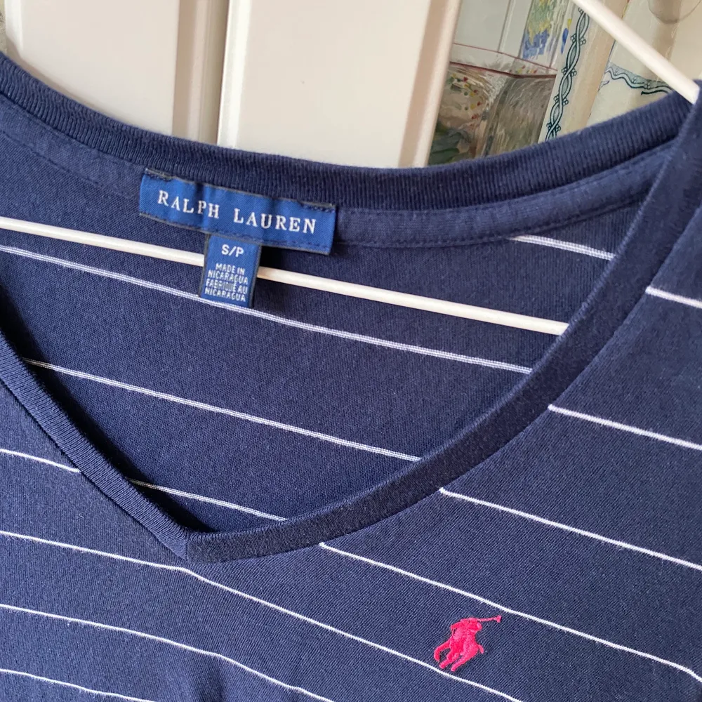 Ralph Lauren topp i storlek S. Väldigt sparsamt använd så i nyskick. 😇😇 Nypris 499kr.. T-shirts.