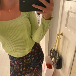 Grön stickad tröja - Jättesöt grön stickad tröja! Använt den ganska mycket men ser väldigt bra ut och sparsamt använd. Köparen står för frakt❤️