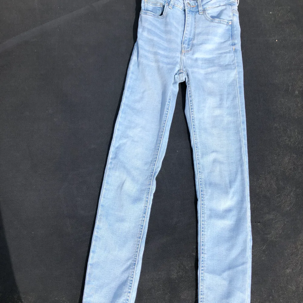 💕 ett par fina ljusblåa mom jeans, använda 1-2 gånger, bra skick & mycket bra längd (jag är 164 cm). byxorna har dock en liten fläck (syns på sista bilden). frakt kostnad tillkommer . Jeans & Byxor.