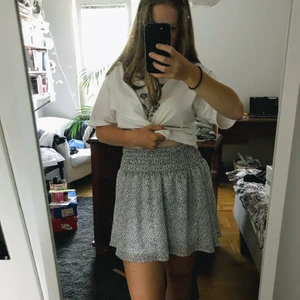 Söt kortare kjol - Prickig kjol från Cubus med ribbad resår runt midjan. Kjolen består av två tyg, ett tunnare mönstrat material överst och vit underkjol. 