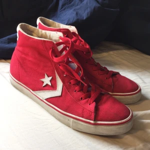 Converse - Röda converse i canvas, vet tyvärr inte modell dåjag köpte dom på en vonverseoutlet för ca 2 år sen. Dom är lite använda men fortfarande i superskick!