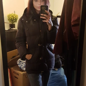 Boomerang  - Classic Down Jacket av Boomerang. Storlek XS. Mörkbrun i färgen.  Använd, men i bra skick. Originalpris är ca 5500 kr. 