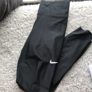 Svarta Nike träningstights - Långa Träningstights från Nike. Nypris ca 700kr. Strl S.