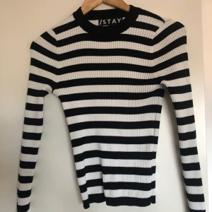Randig ribbad topp - Ribbad långärmad, tight passform. Inte perfekt skick, men ändå helt okej. Köpt på carlings för flera år sedan. Lite cropped, slutar typ strax under naveln eller något. Frakt tillkommer! 