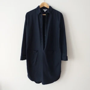 & Other stories skjortklänning i 36 - Jättefin skjortklänning från & Other Stories i 36, passar även 38! Den här slits på båda sidor och två stora fickor. Fina armdetaljer (bild 3) som även kan vikas ned. 