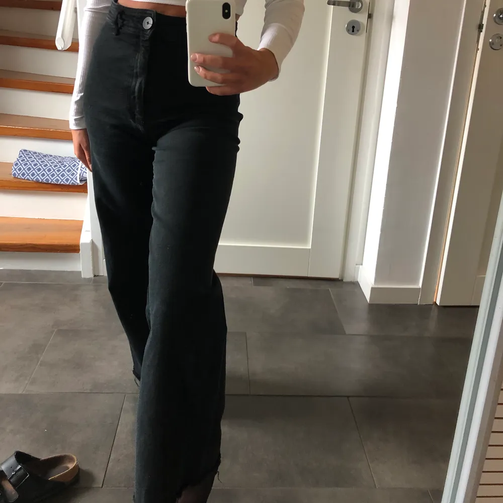 Supernsygga Zara jeans i modellen the marine straight stl 34 i en svart lite urtvättad färg. Är själv 165 cm, men de har raw hem så du kan klippa de själv om du önskar en kortare längd. Säljer pga att jag ej använder de längre!. Jeans & Byxor.
