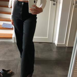 Supernsygga Zara jeans i modellen the marine straight stl 34 i en svart lite urtvättad färg. Är själv 165 cm, men de har raw hem så du kan klippa de själv om du önskar en kortare längd. Säljer pga att jag ej använder de längre!