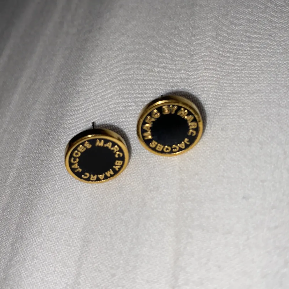 Äkta Marc Jacobs örhängen använda endast ett fåtal gånger, i super fint skick!  Guld / svarta . Accessoarer.