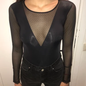 Snygg body med öppen rygg - Sjukt snygg body med öppen rygg och fina detaljer. Säljer eftersom jag inte haft ett behov av att använda den tyvärr. Perfekt till fest! Frakt tillkommer 💘