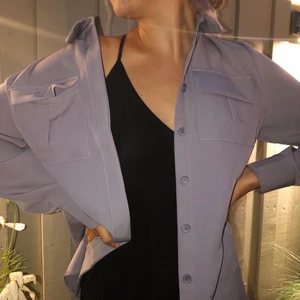 Lila overjacket - Helt oanvänd overjacket från NAKD (prislapp kvar). Så snygg till vardags men också till fest. Lite rejälare i materialet och så skön. Nypris 394kr. Köpare står för frakt!