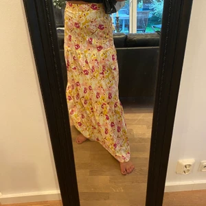 BLOMMIG LÅNGKJOL - fin långkjol från gina, inte använt den en gång❤️passar xs/s skulle jag tro, buda i kommentarsfältet 