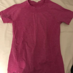Rosa träningströja - Fint skick, säljs för att den inte kommer till användning längre.Köparen står för frakten men pris går att diskutera så att alla blir nöjda!💗 Hör av er om det önskas mer bilder eller om ni undrar över något💗 
