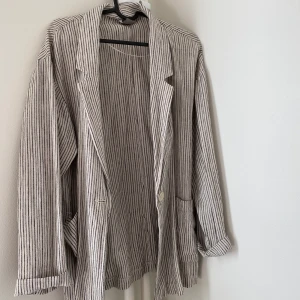 Kavaj/Jacka - Superskön och avslappnad kavaj. Kan mötas upp i Halmstad annars står köparen för fraktkostnad.