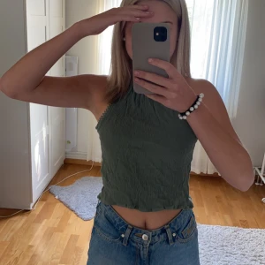 Snyggt grönt linne i bra skick! - Jättefint och passar till nästan allt men har blivit lite litet för mig! 