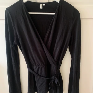 Tröja nelly - Tröja från Nelly bra skick. Går att använda band eller utan. Super skönt material. M kan också då den är stretchig.