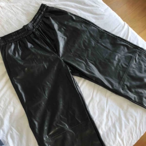  - Raka veganska skinnbyxor något kortare i storlek L men då det är resår med band funkar M exakt lika bra