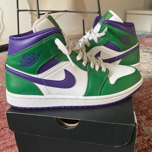 Air Jordan 1 mid - ❤️Aloe verde/court purple-white Intressekoll på dessa underbara skor jag köpte på footlocker (har kvitto) för ca 2 månader sen. Dom är i storlek 42 men jag har str 40-41 i vanliga fall och de funkar super för mig då jordans ofta är små i storleken. Skorna är använda men har tagit väl hand om dom så är i super fint skick . Pytte lite creasing på sista bilden.