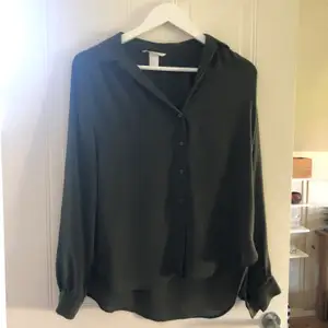 Mörkgrön skjorta i storlek S från H&M, i bra skick
