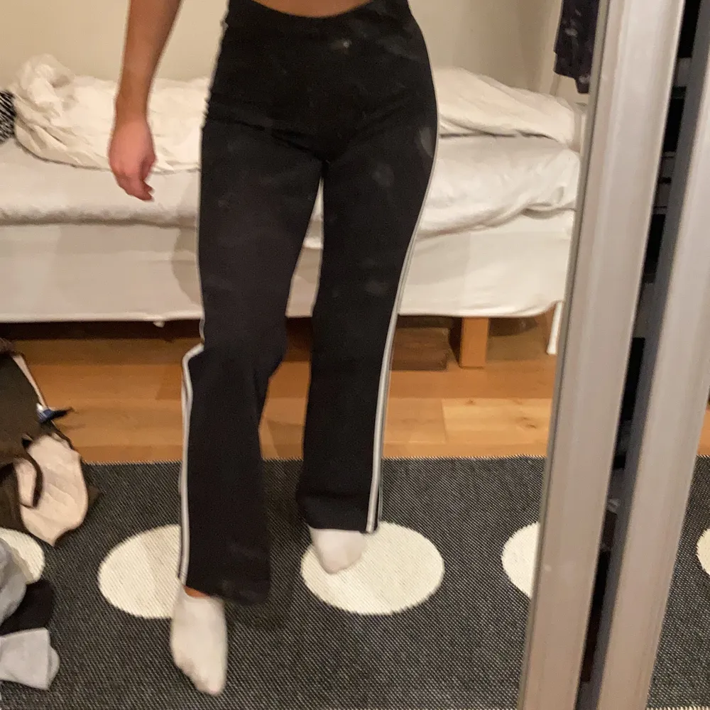 Sjukt sköna och stretchiga svarta byxor med två ränder längst sidan av benet. Köpta på Gina tricot i stl XS men passar större storlekar !!🌼🌼 mer bilder kan skickas vid intresse . Jeans & Byxor.