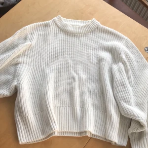 Vit stickad tröja  - Fin och skön stickad tröja från monki, använd ett fåtal gånger. Armarna är vidare där uppe men sitter åt lite mer vid handlederna. Frakt ingår ej💘