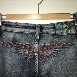 Tribal jeans - Snyyygaste lågmidjade bootcut jeansen med tribalbroderier fram och bak! Y2k dröm som tyvärr är för små D: möts upp i sthlm! Annars betalas frakt av köparen! Många intresserade: bud just nu på 150kr!
