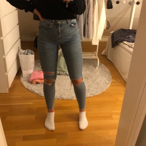 Jeans med hål - Ljusblå jeans från Gina med hål i storlek 36. Väldigt sköna och stretchiga samt att de sitter bra på. Använda ett fåtal gånger. Köpare står för frakten💗