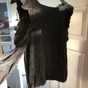 Maje blus - Oanvänd Maje blus i storlek 3 (motsvarar nog M/38). Utan ärm i fint skick! Ordinarie pris: 1500 