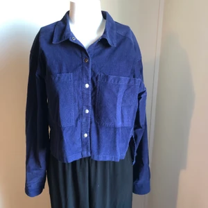 Jacka BZR - Snygg blå jacka från Bruuns Bazaar i storlek 36. 100% bomull. Den är längre baktill och kortare framtill. Använd endast en gång. 