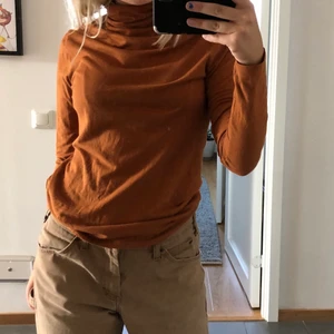 Senaps fil/orange polo! - Bra skick! Inte mkt använd. Strl L men passar mindre. Super skönt mjukt material